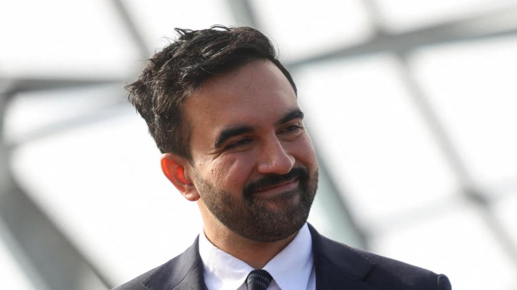 El alcalde electo de Nueva York, Zohran Mamdani , junto a Elana Leopold, asesora principal de su campaña y parte de su equipo de transición, en una rueda de prensa este miércoles en el distrito de Queens.