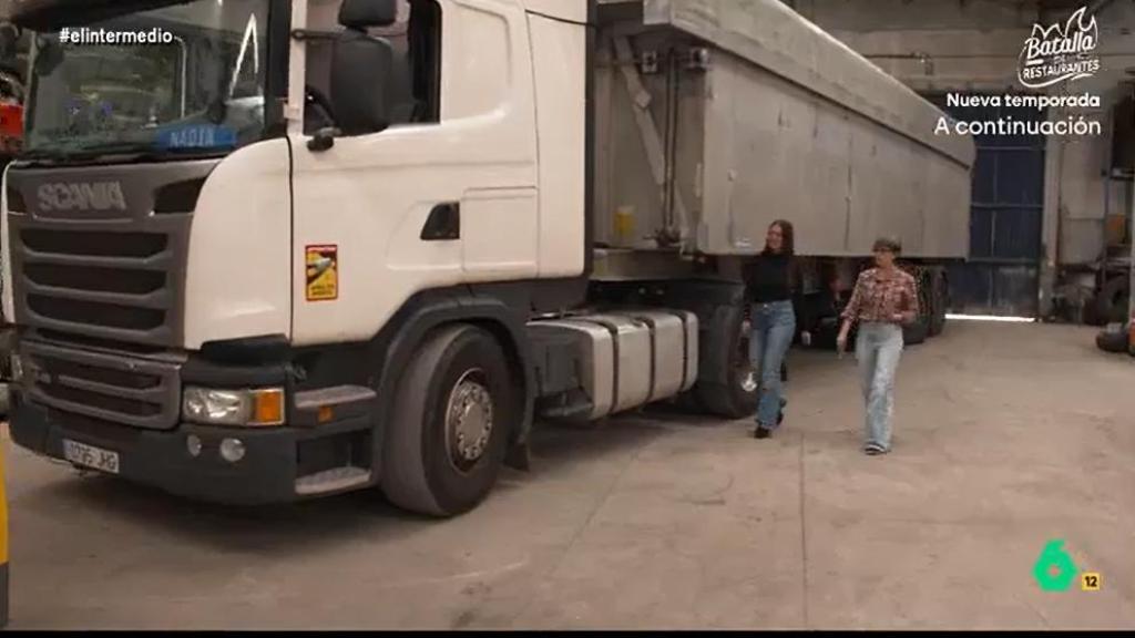 Nadia siendo entrevistada.