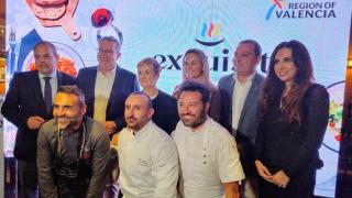 Los chefs Baeza, Torreblanca y Montoro (abajo) posan con autoridades y