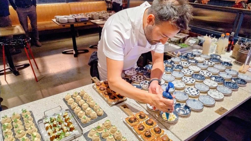 El chef Pablo Montoro preparando unos platos durante la degustación.