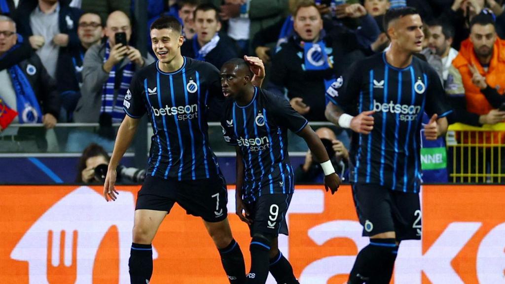 Los jugadores del Brujas celebran el gol contra el Barça.