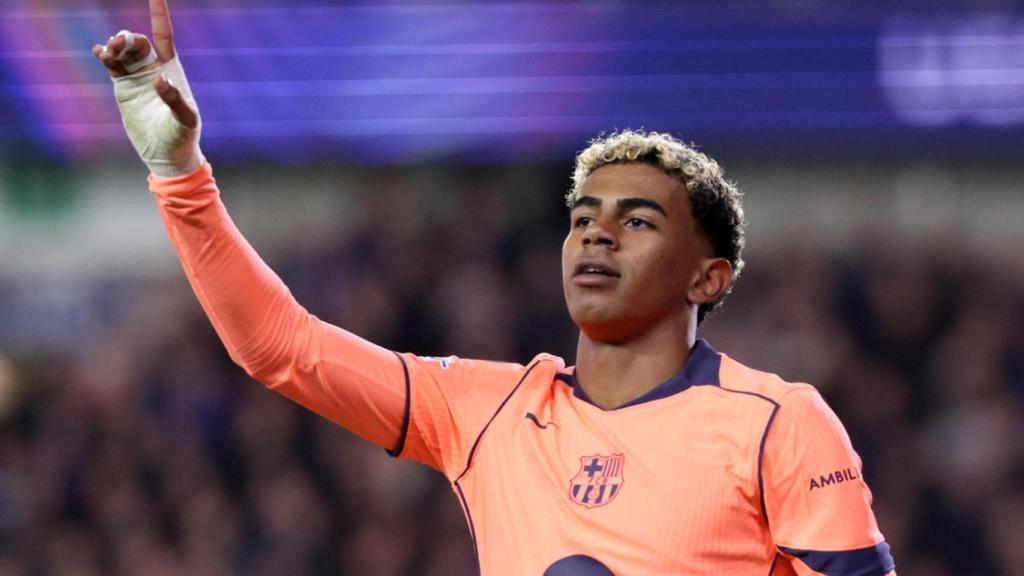 Lamine Yamal celebra su gol contra el Brujas.