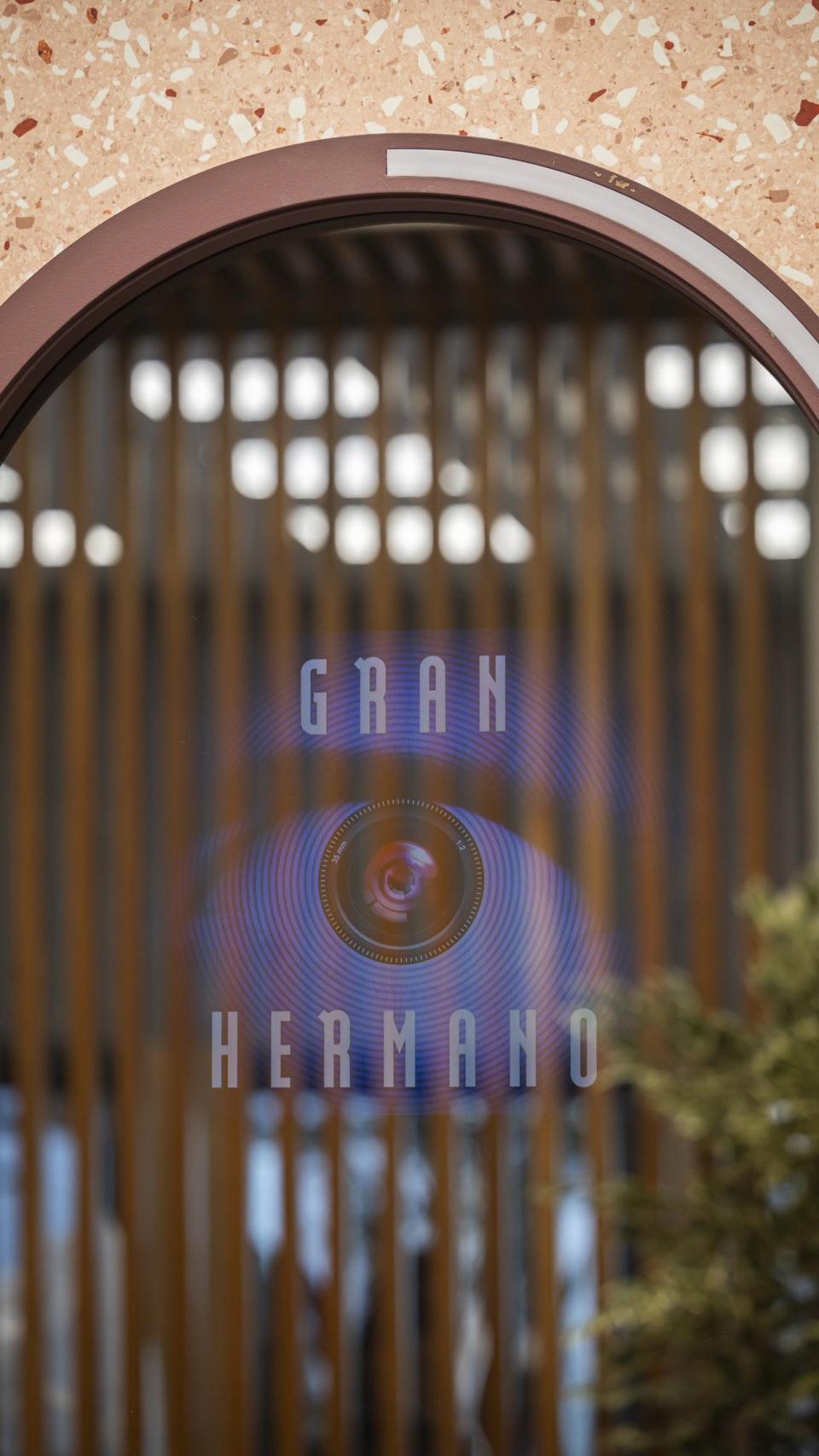 El logo de 'GH' sobreimpresionado en un cristal de la casa.