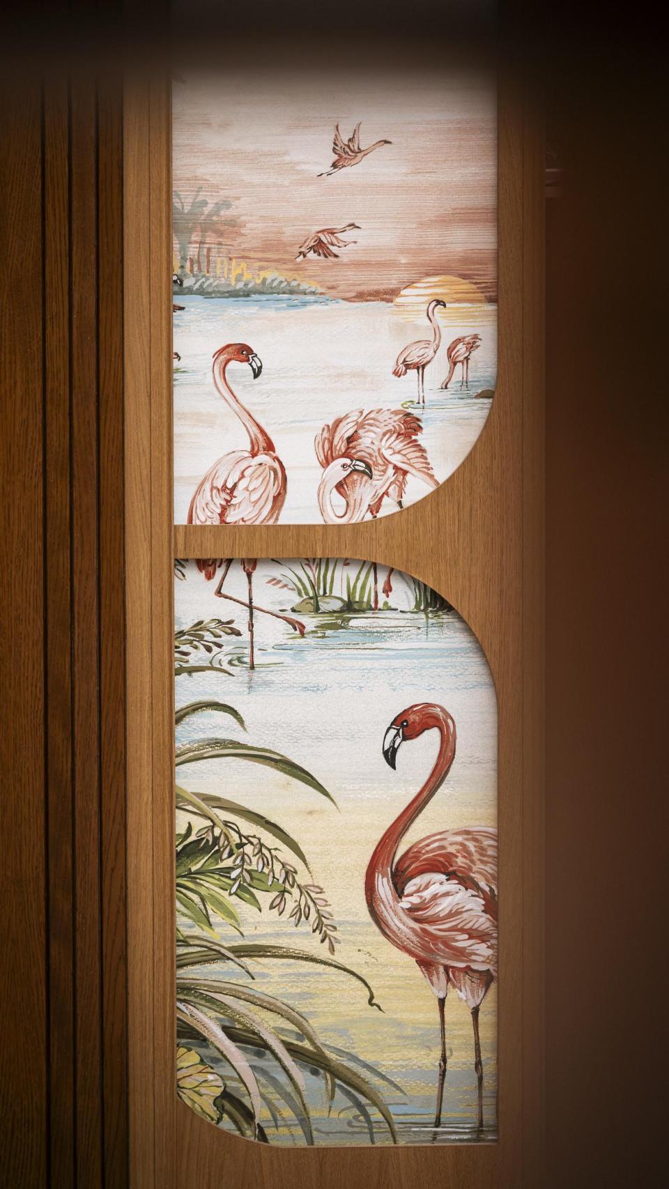 Detalle de uno de los acabados en madera con el estampado de flamencos.