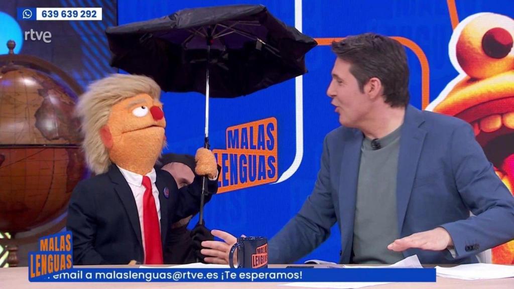 Jesús Cintora con el Teletrapo de Donald Trump en una entrega de 'Malas lenguas'.