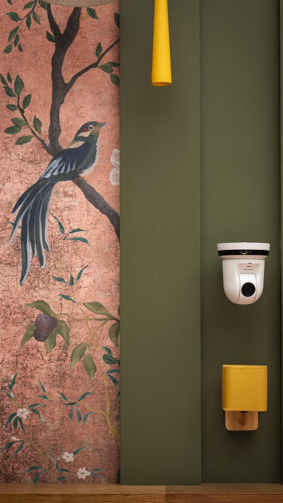 Detalle de una de los rincones de la casa junto a una de las cámaras robotizadas.