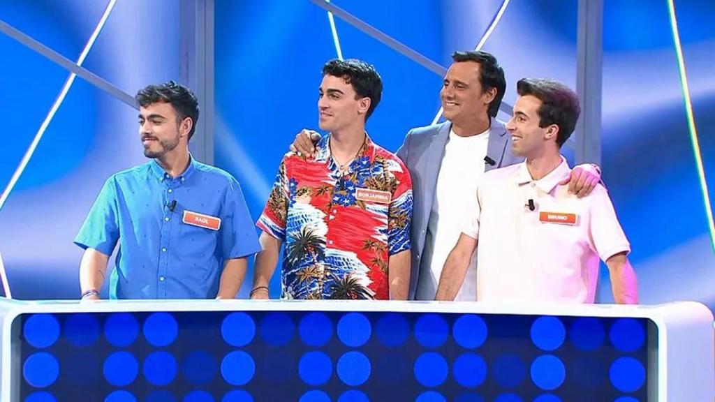 Ion Aramendi, junto a los Mozos de Arousa en 'Reacción en cadena'.