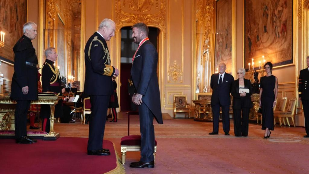 Carlos III y David Beckham durante la ceremonia.