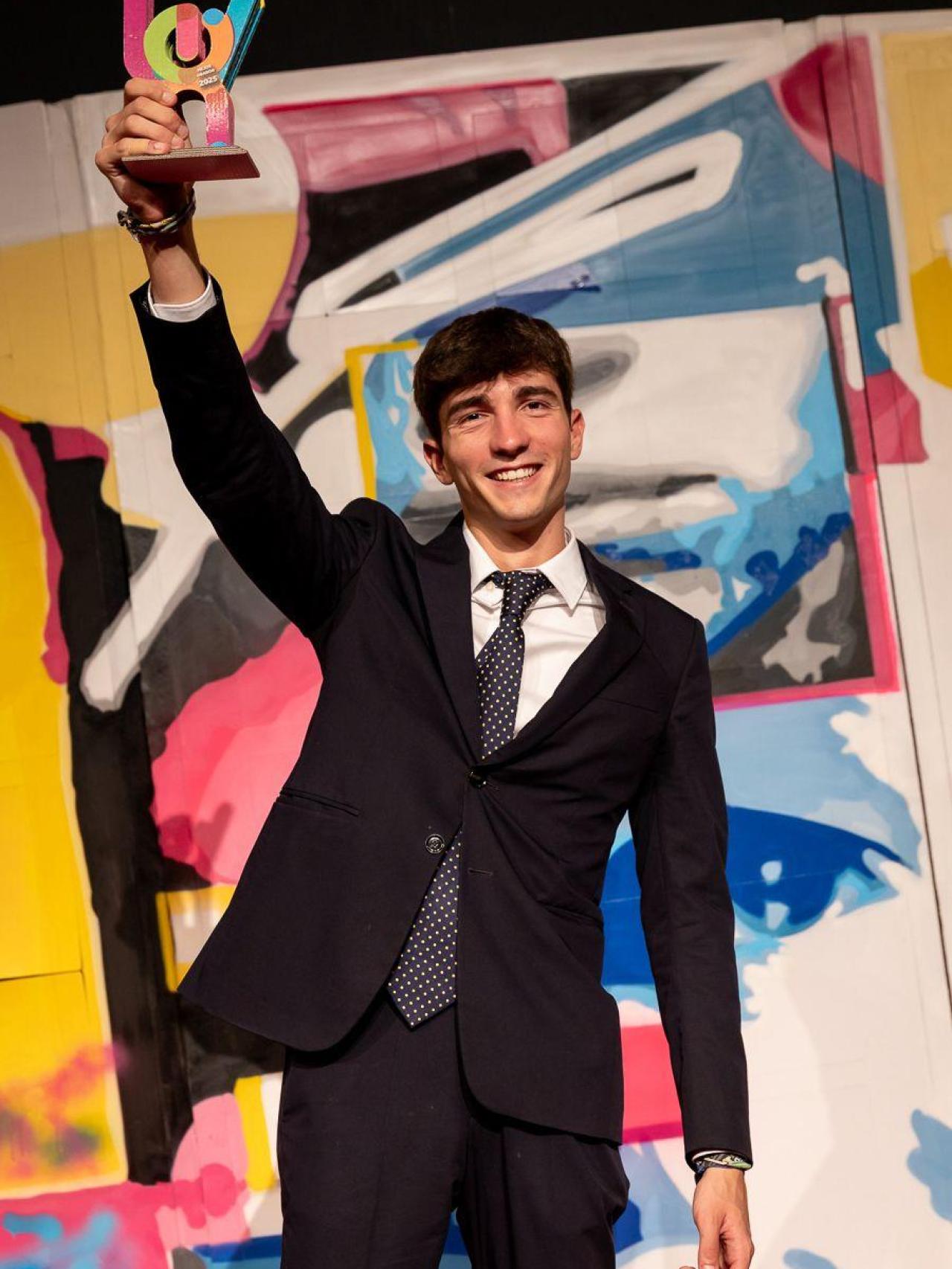 Ignacio Blanco con el trofeo de la LEDU.