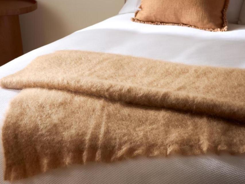 Manta de 'mohair' de Mantas Ezcaray disponible en El Corte Inglés por 350 euros.