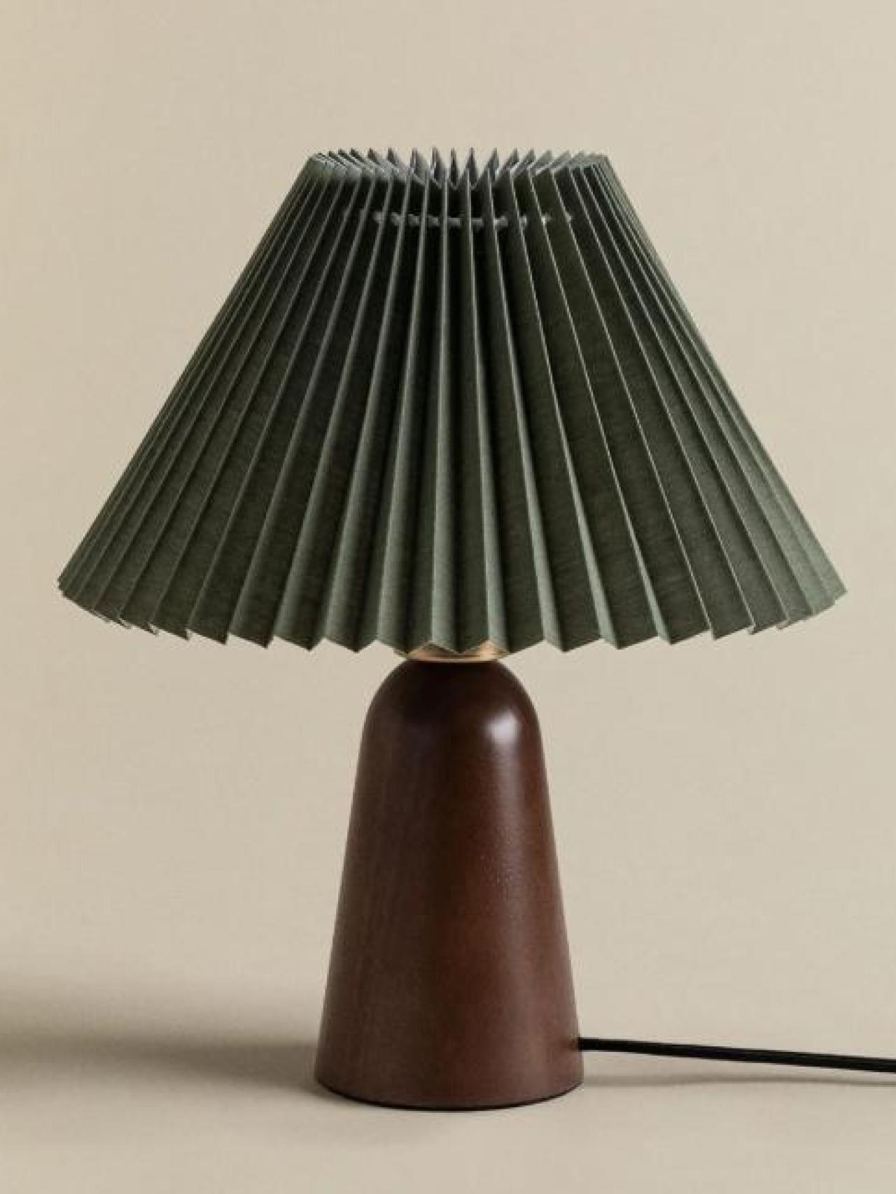 Lamparita de mesa en madera de Sklum. Se trata del modelo Jeremaia y tiene un precio de 21,95 euros.