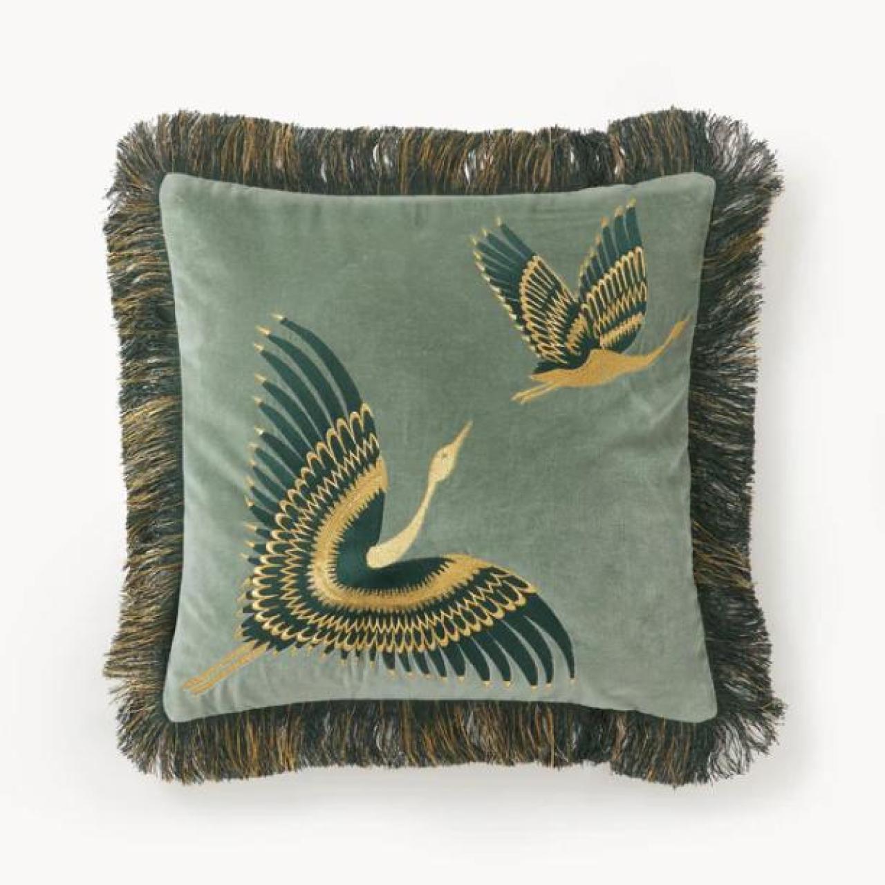 Funda de cojín bordada de terciopelo con flecos Onyx, de Westing. Su precio es de 44,99 euros.