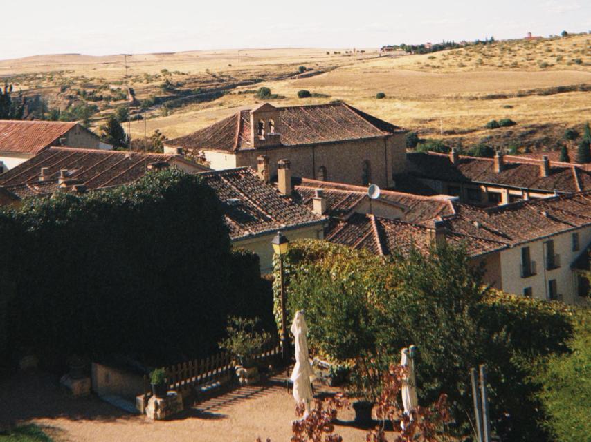 Campos de Castilla. Estampa de Segovia desde la habitación del hotel.