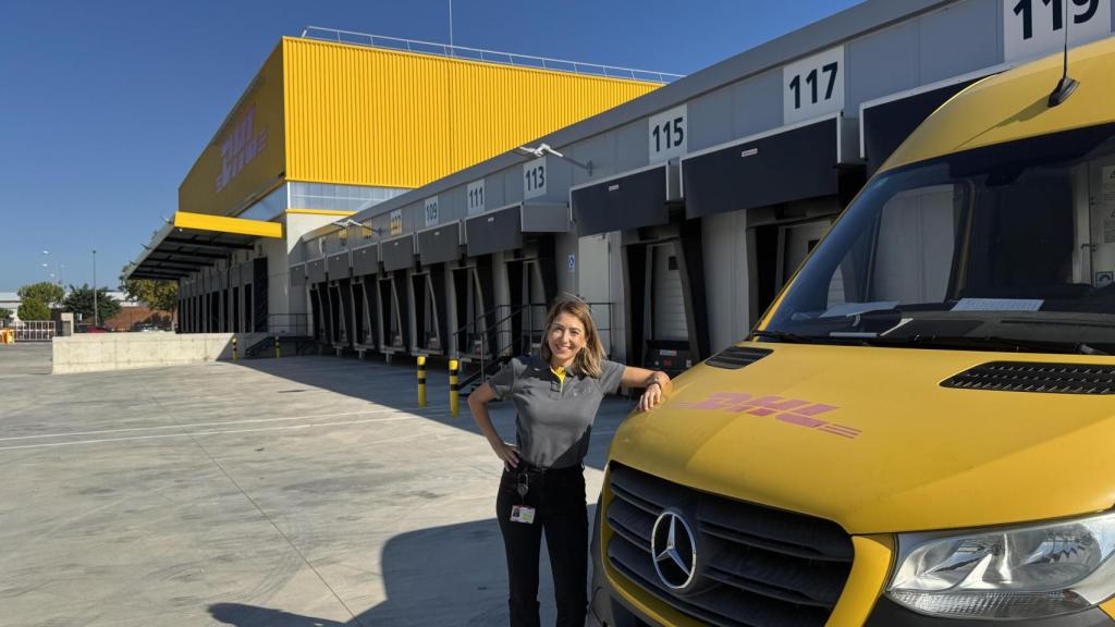 La mánager de Operaciones en una foto junto a uno de los vehículos de reparto de la empresa.