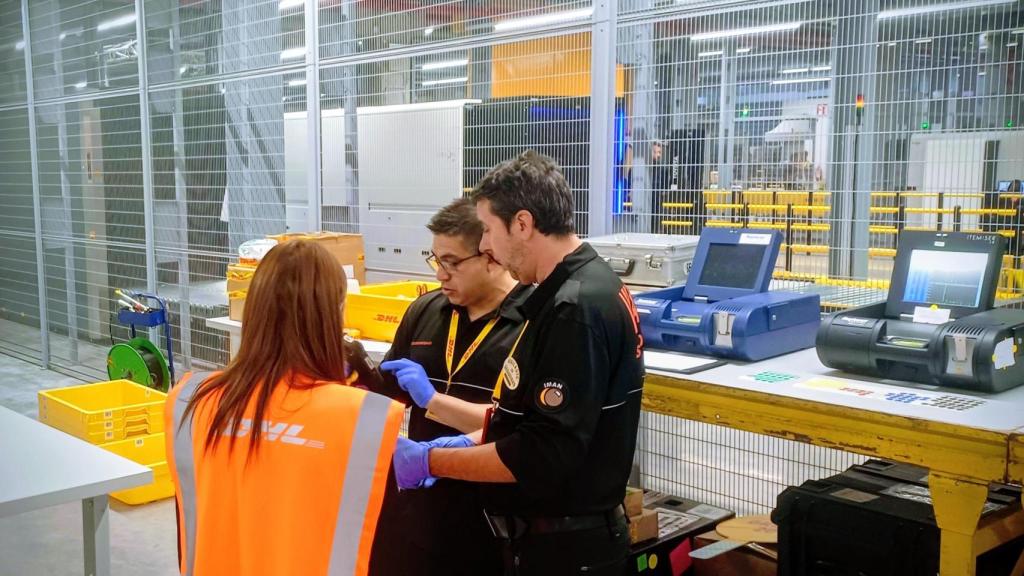 Leticia Gallego en la instalaciones de la compañía junto a unos compañeros.