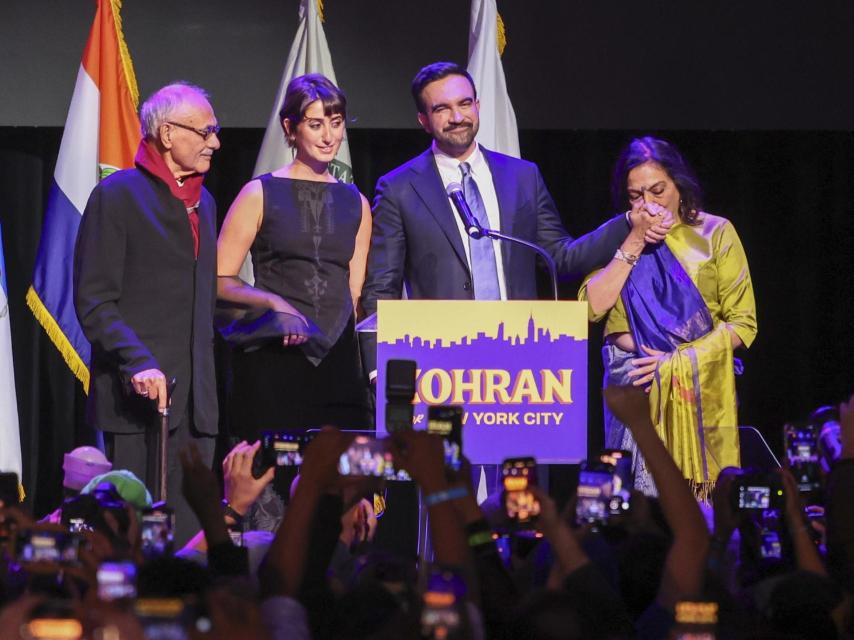 Zohran Mamdani, con sus padres y Rama Duwaji.