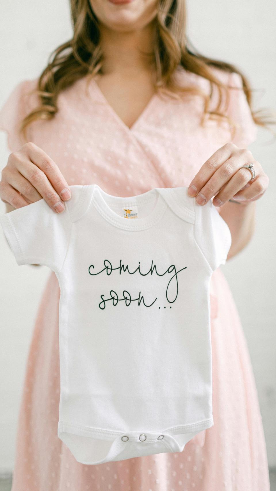 Imagen de archivo de un anuncio de embarazo.