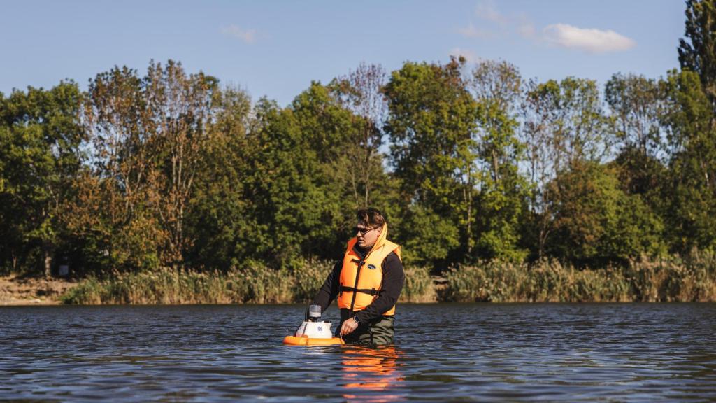Filip Budny usando su invento WaterSense