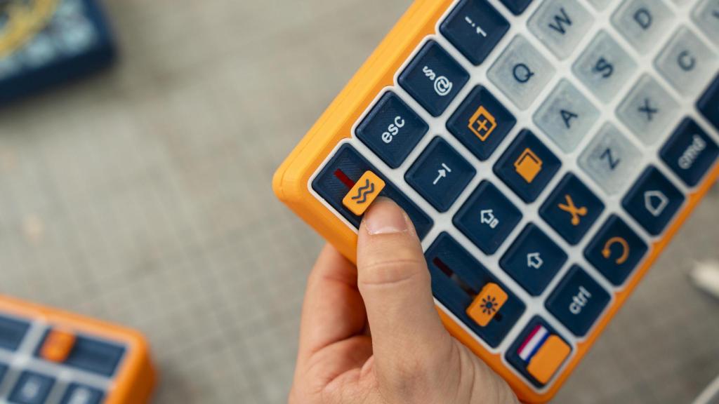 Alessandra Galli montando un teclado OnCue