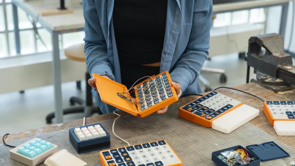 Alessandra Galli montando un teclado OnCue