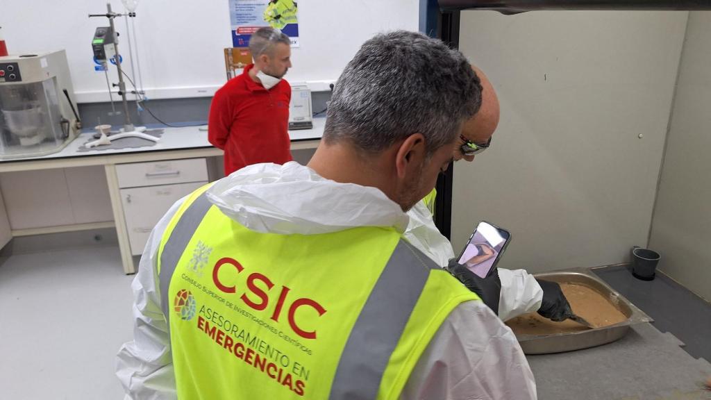 Pruebas de laboratorio con el lodo.