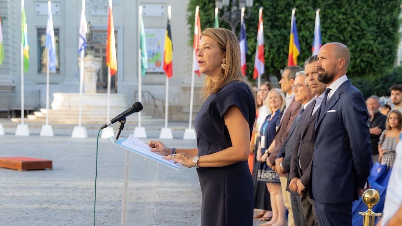 María Tena (a la derecha de José Luis Sanz) con el resto de directores de los distritos.