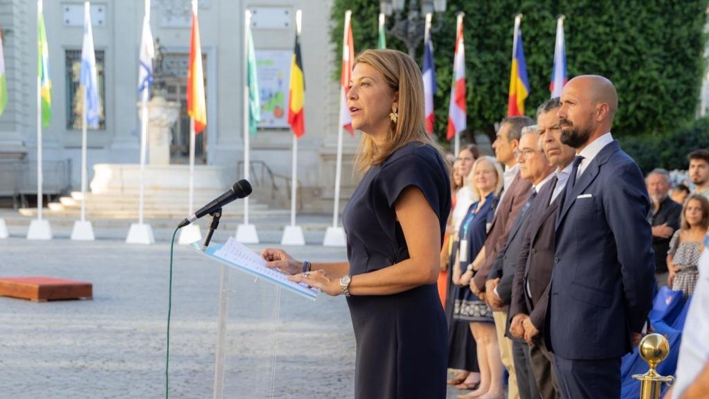 María Tena (a la derecha de José Luis Sanz) con el resto de directores de los distritos.