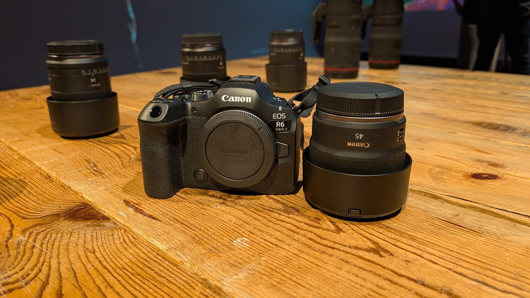 Canon EOS R6 Mark III junto al nuevo objetivo de Canon.