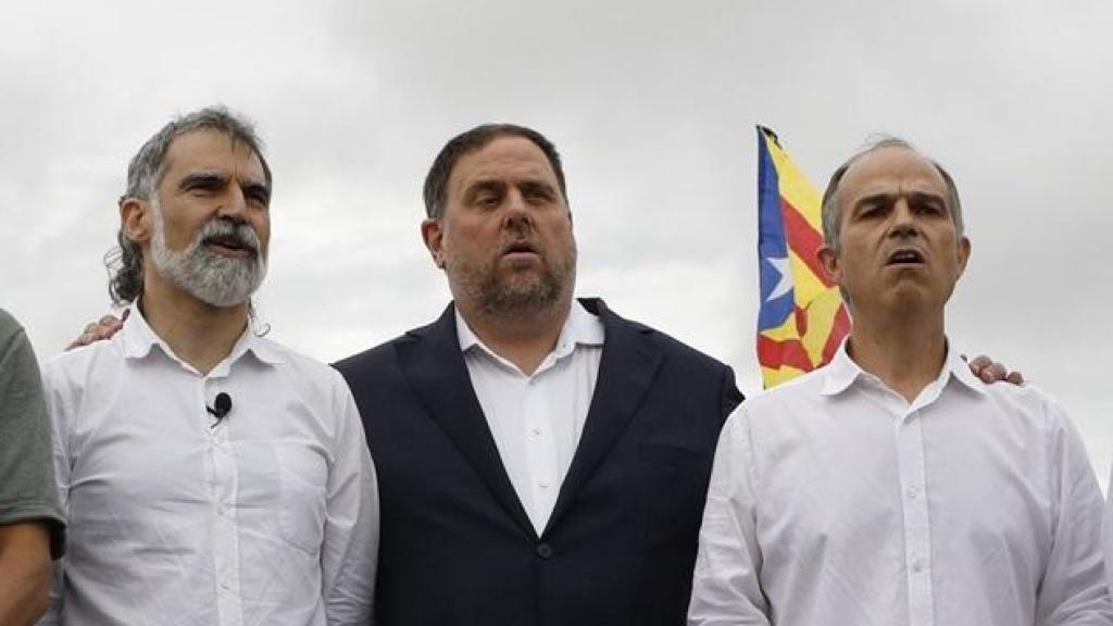 De izquierda a derecha: el líder de ERC, Oriol Junqueras, el exportavoz de la Generalitat Jordi Turull y el expresidente de Asamblea Nacional Catalana, Jordi Sànchez.