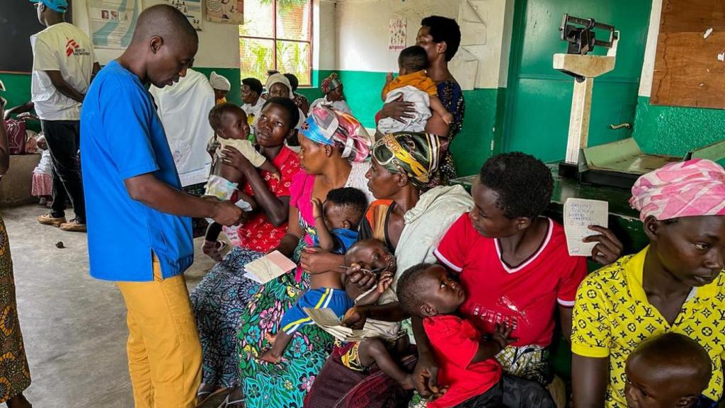 Una de las colas para recibir tratamiento.