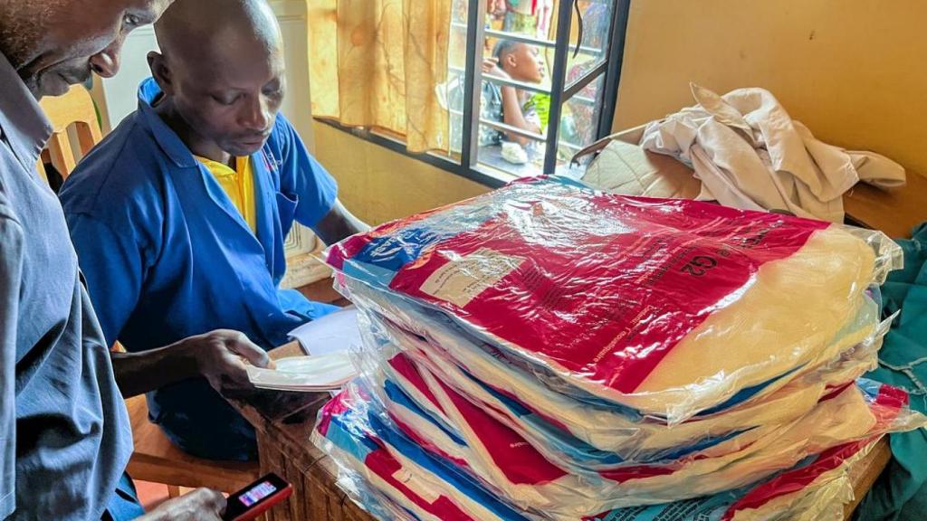 Las mosquiteras que reparten los sanitarios.