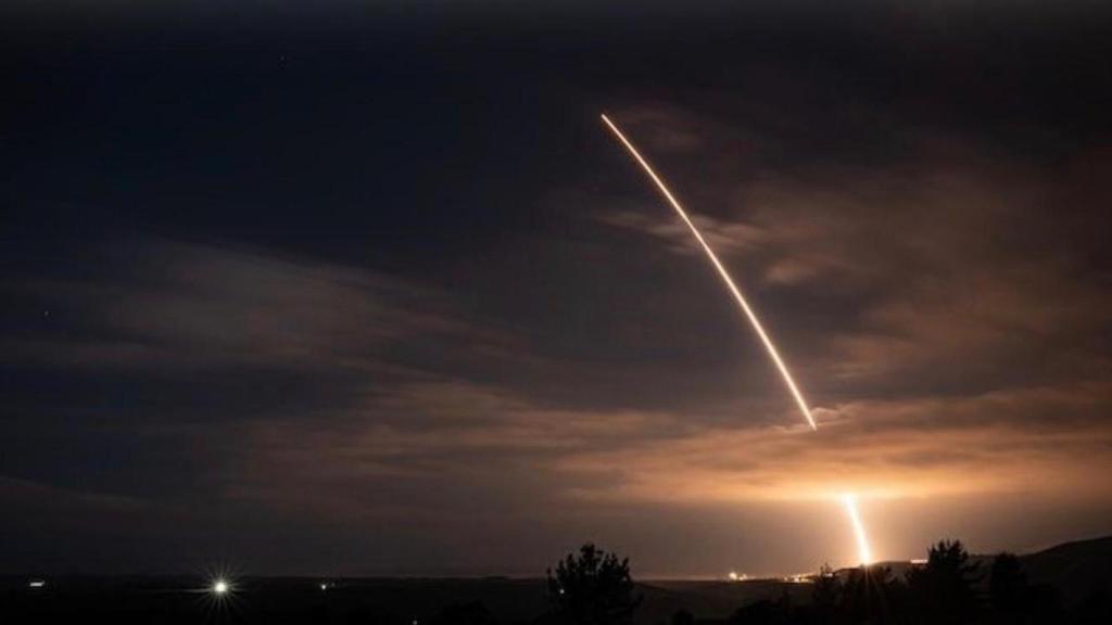 Lanzamiento de un misil balístico intercontinental desarmado desde una base militar ubicada en California, EEUU