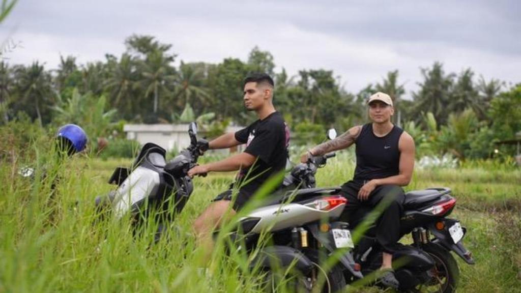 Gonzalo junto a un amigo