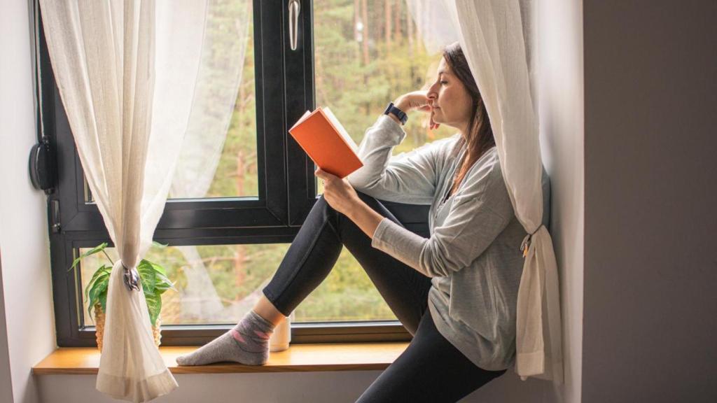 Una mujer en la ventana.