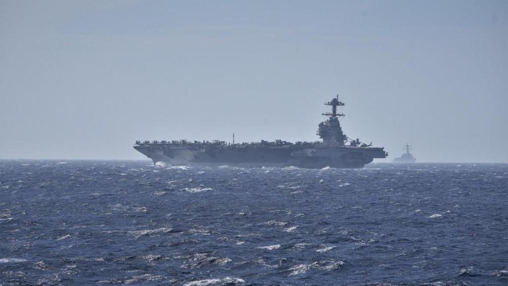 El portaviones Gerald R. Ford junto al destructor Bainbridge a su paso por el Estrecho