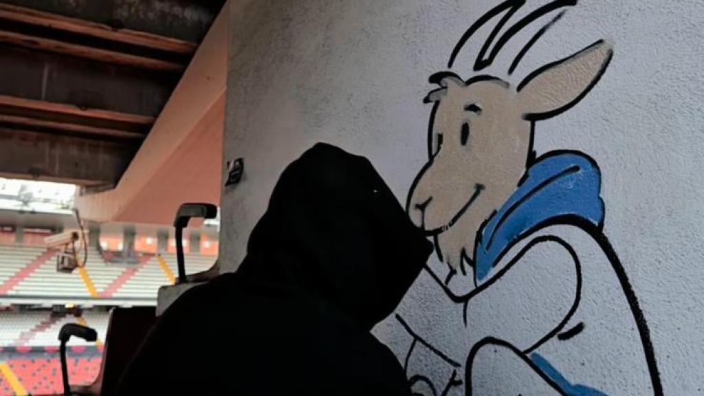 Kawu, el grafitero del Lech Poznan vandalizando el estadio de Vallecas.