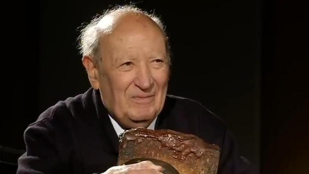 El damasquinador Julián Simón durante una entrevista concedida a Canal Diocesano.