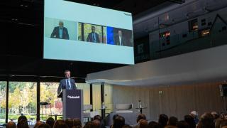 El consejero delegado de Banco Sabadell, César González-Bueno, en uno de los encuentros.