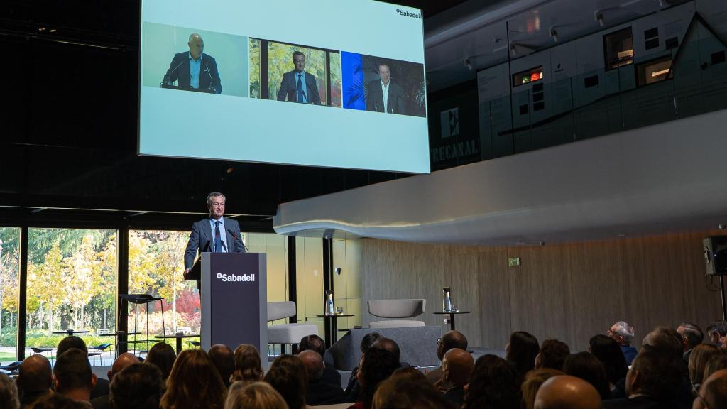 El consejero delegado de Banco Sabadell, César González-Bueno, en uno de los encuentros.