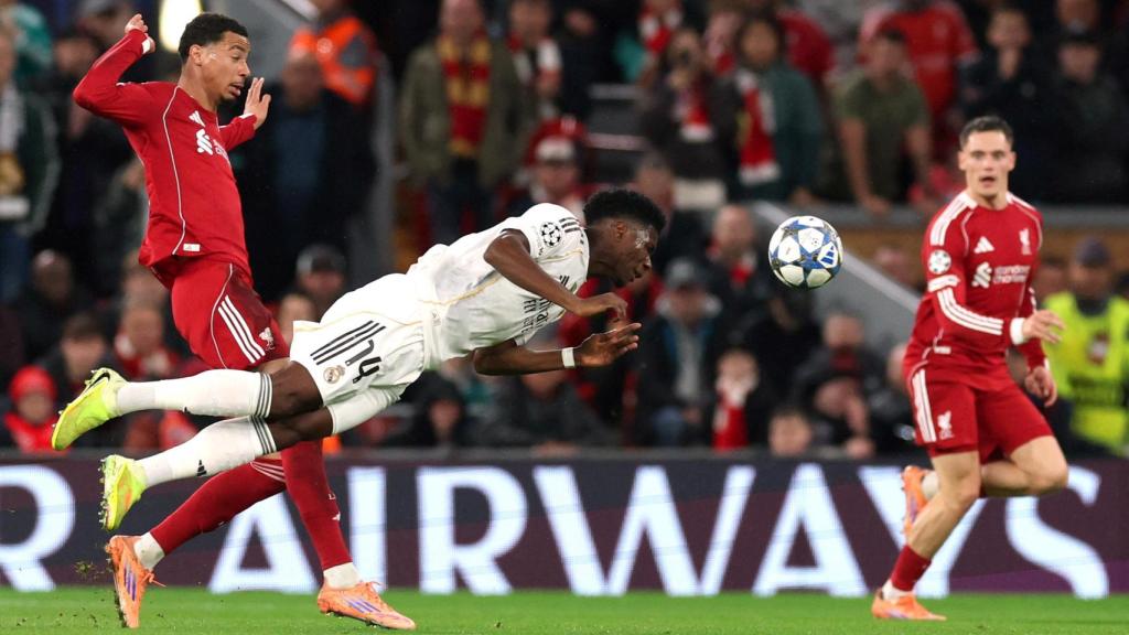 Una acción de Tchouaméni durante el partido contra el Liverpool