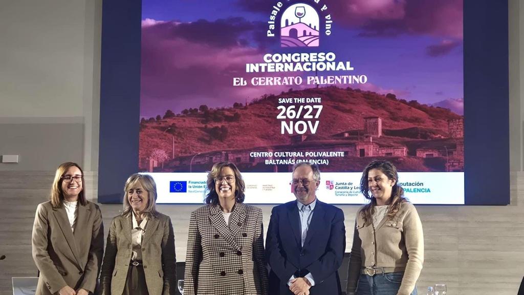 La presidenta de la Diputación de Palencia, Ángeles Armisén, acompañada de la diputada de Cultura, Carolina Valbuena y la alcaldesa de Baltanás, María José de la Fuente, presentan un congreso internacional sobre el paisaje del vino