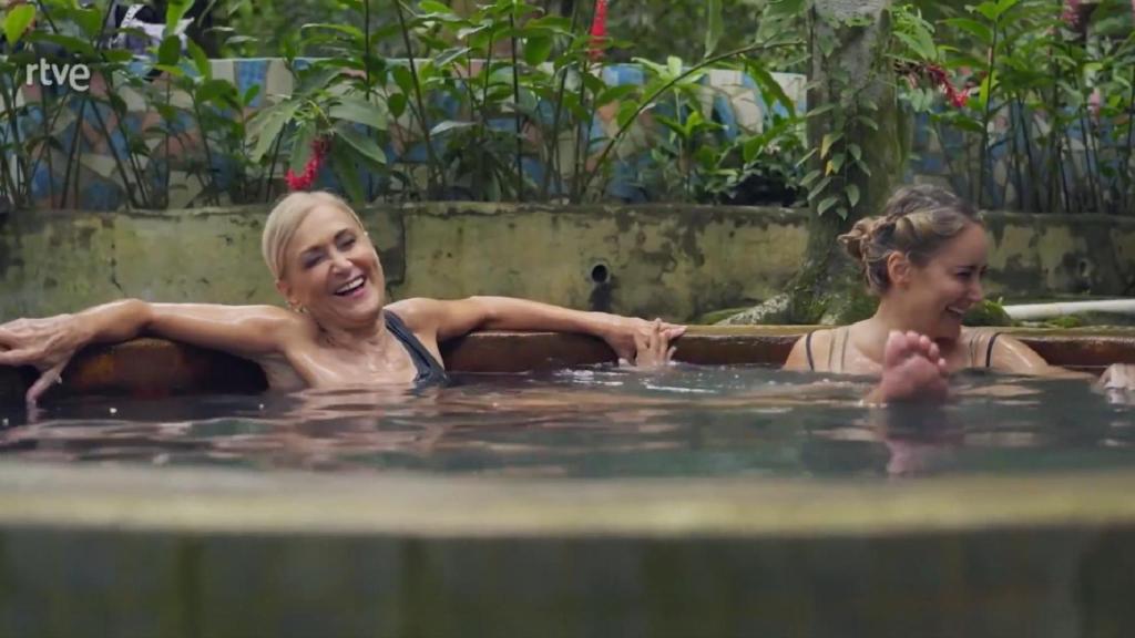 Cristina Cifuentes y Alba Carrillo, en la primera promo de 'Hasta el fin del mundo'.