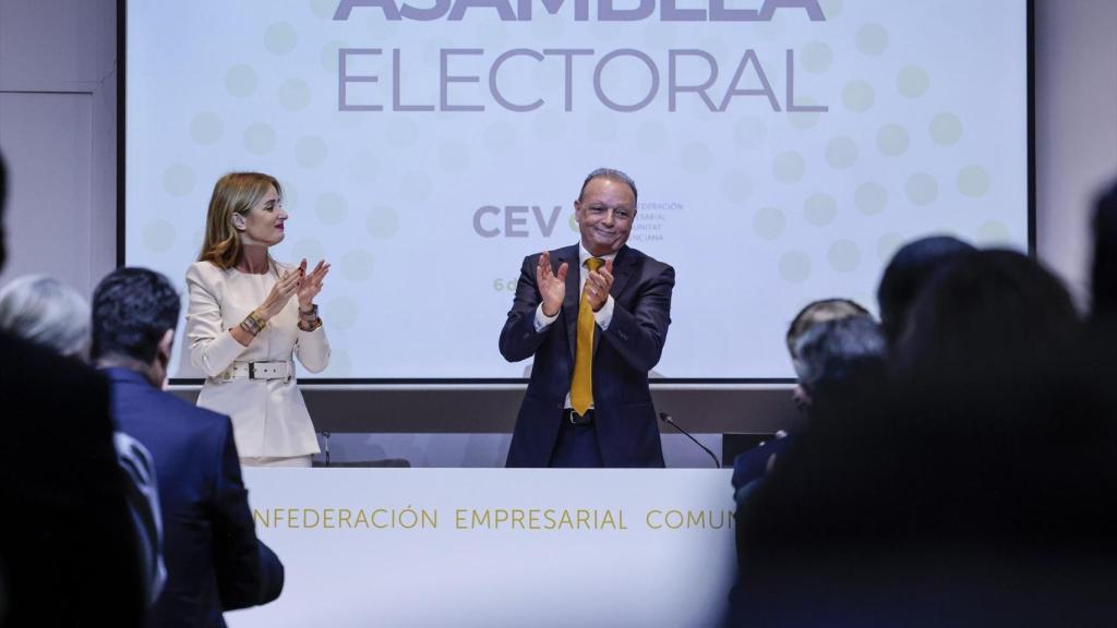 Salvador Navarro al finalizar su discurso. Rober Solsona / Europa Press