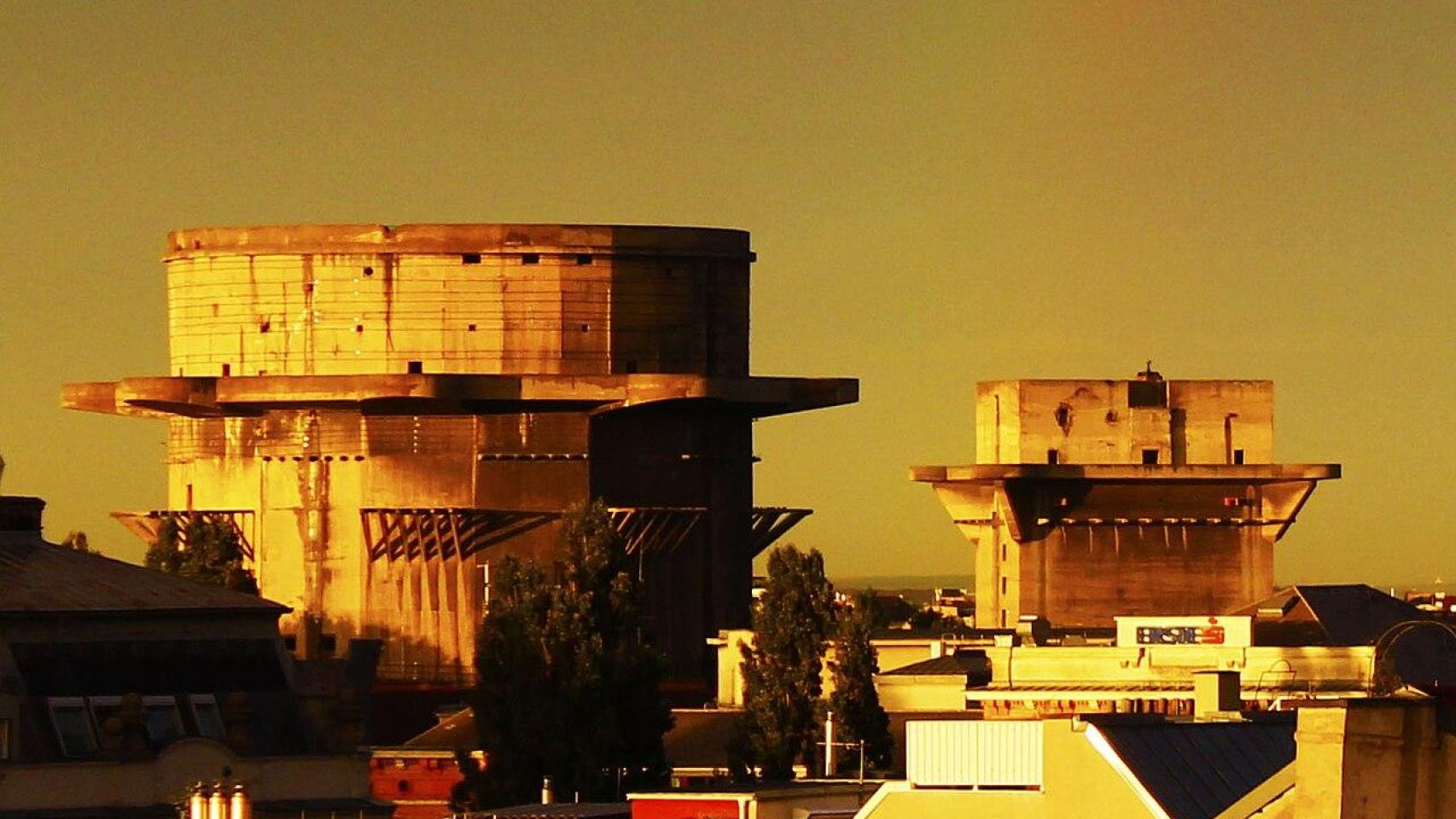 'Flakturm' número siete (izquierda)  junto a su torre auxiliar (derecha) en Augarten, Viena. Foto: Fekle / Wikimedia Commons