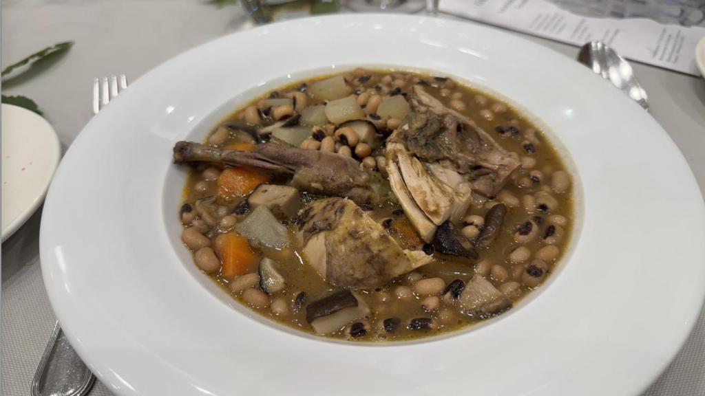Puchero de carillas con perdiz.
