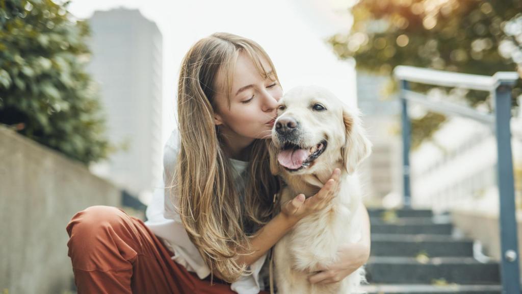 Una chica con un perro.