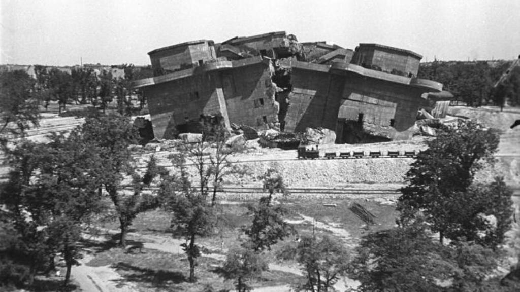'Flakturm' número dos en Friedrichshain, Berlín, durante el proceso de demolición en 1949. Foto: Otto Donath / Deutsches Bundesarchiv