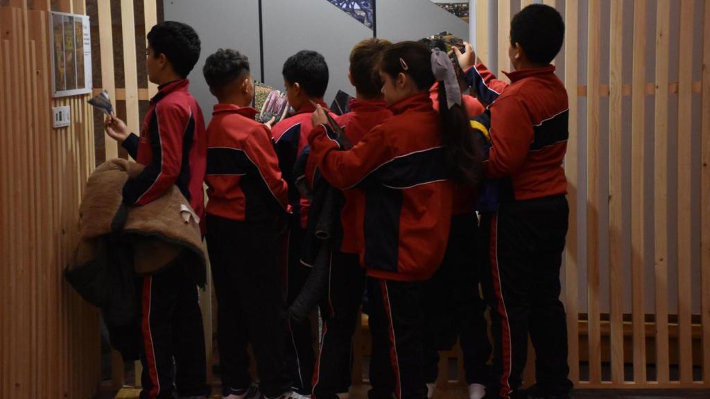 Escolares participando en las actividades interactivas del Laboratorio EsperanZa