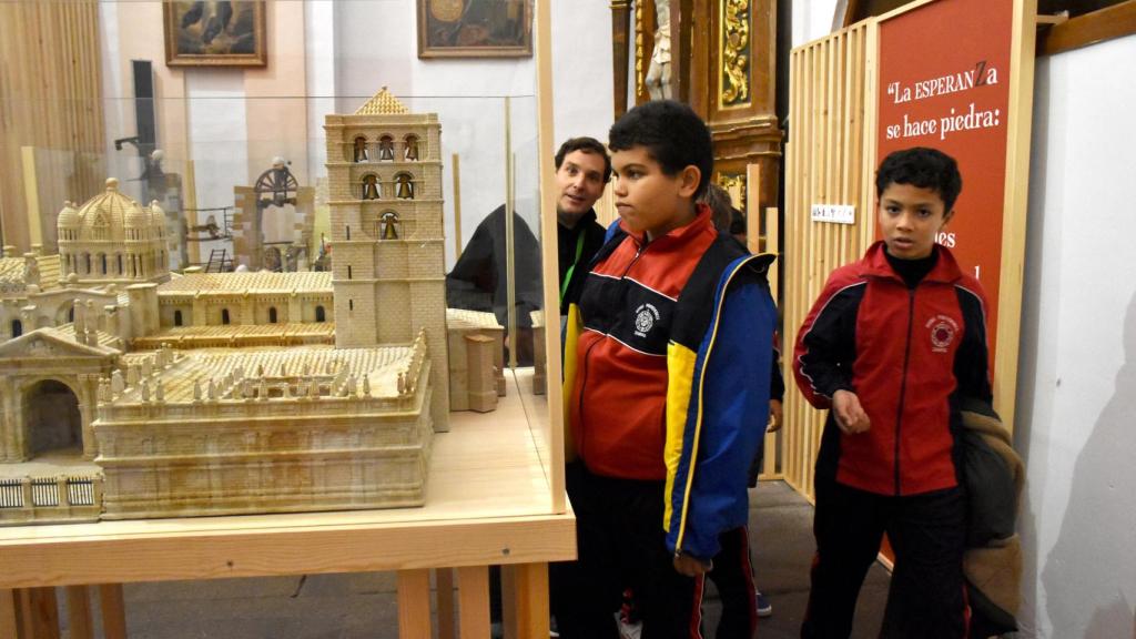 Escolares observando la maqueta artesanal de la Catedral de Zamora del escultor Máximo Galindo