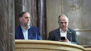El presidente de ERC, Oriol Junqueras y el secretario general de Junts, Jordi Turul, el pasado 8 de octubre en el Parlament.